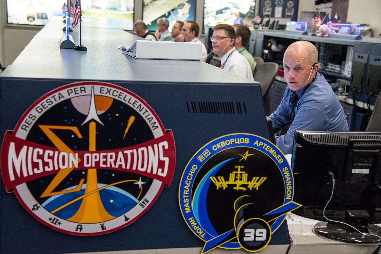 DATE: 3-27-14.LOCATION: Bldg. 30 - FCR-1 (30M/231).SUBJECT: Expedition 39 flight controllers on console with Flight Director Ron Spencer watch the approach of the Soyuz 39 crew docking to the ISS from FCR-1..PHOTOGRAPHER: Lauren Harnett