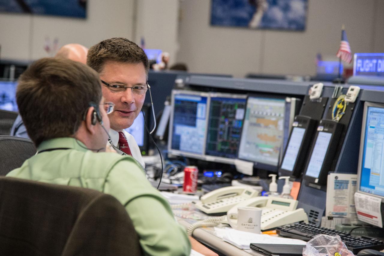 DATE: 3-27-14.LOCATION: Bldg. 30 - FCR-1 (30M/231).SUBJECT: Expedition 39 flight controllers on console with Flight Director Ron Spencer watch the approach of the Soyuz 39 crew docking to the ISS from FCR-1..PHOTOGRAPHER: Lauren Harnett