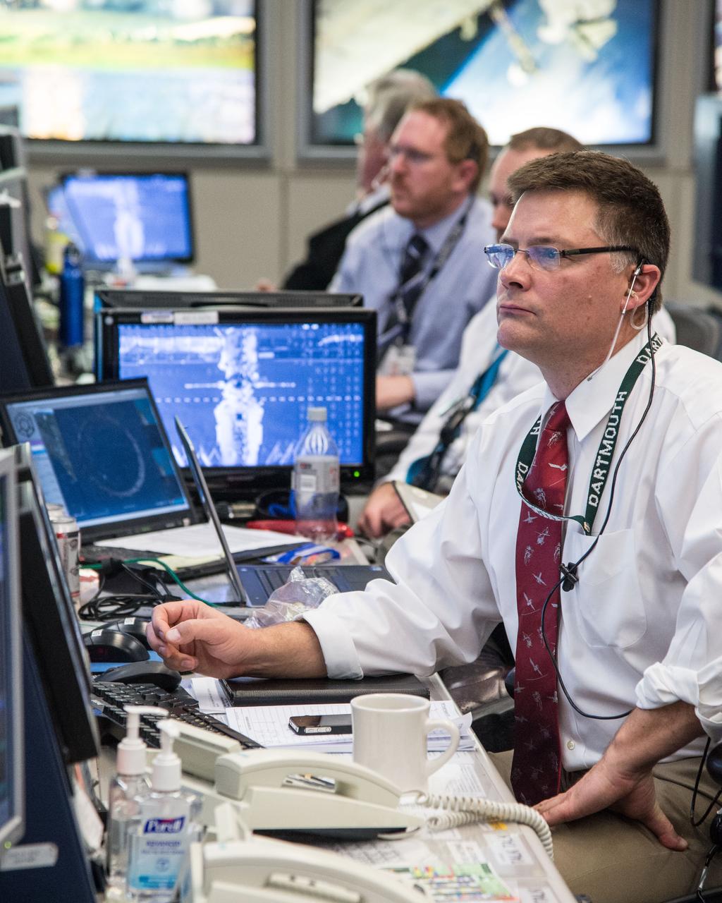 DATE: 3-27-14.LOCATION: Bldg. 30 - FCR-1 (30M/231).SUBJECT: Expedition 39 flight controllers on console with Flight Director Ron Spencer watch the approach of the Soyuz 39 crew docking to the ISS from FCR-1..PHOTOGRAPHER: Lauren Harnett