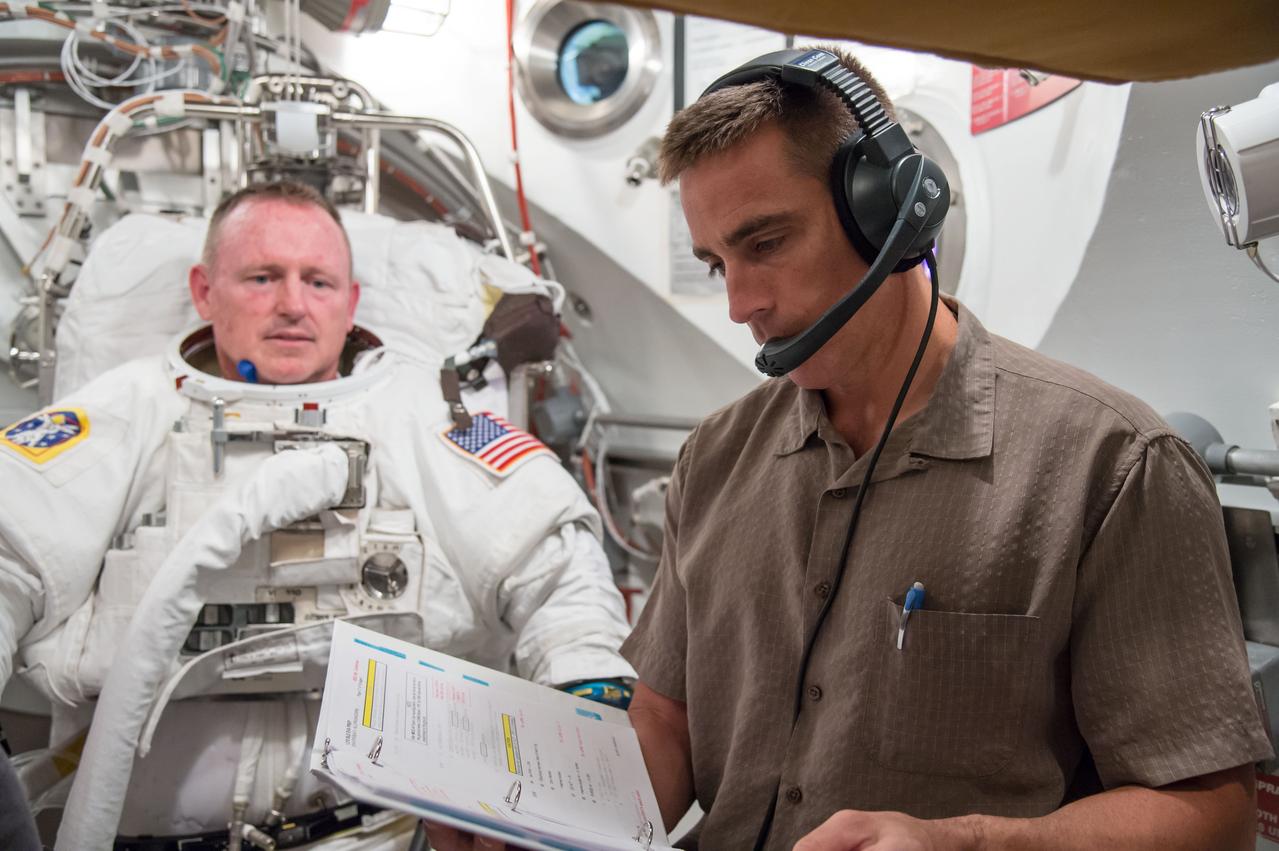  PHOTO DATE: 04-29-14 LOCATION: Bldg. 7 - SSATA Chamber SUBJECT: SSATA Crew Training for Increment-41 astronaut Butch Wilmore PHOTOGRAPHER: BILL STAFFORD