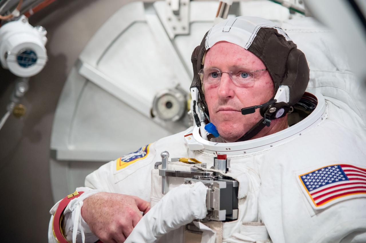  PHOTO DATE: 04-29-14 LOCATION: Bldg. 7 - SSATA Chamber SUBJECT: SSATA Crew Training for Increment-41 astronaut Butch Wilmore PHOTOGRAPHER: BILL STAFFORD