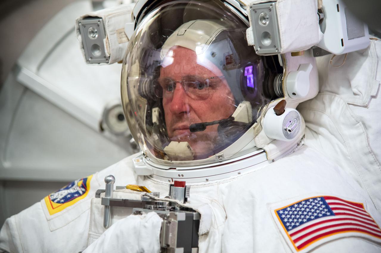  PHOTO DATE: 04-29-14 LOCATION: Bldg. 7 - SSATA Chamber SUBJECT: SSATA Crew Training for Increment-41 astronaut Butch Wilmore PHOTOGRAPHER: BILL STAFFORD