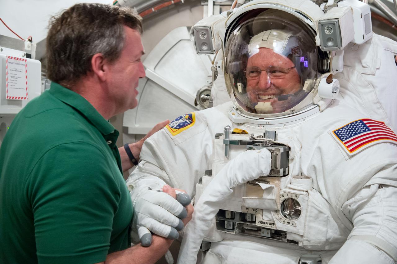  PHOTO DATE: 04-29-14 LOCATION: Bldg. 7 - SSATA Chamber SUBJECT: SSATA Crew Training for Increment-41 astronaut Butch Wilmore PHOTOGRAPHER: BILL STAFFORD