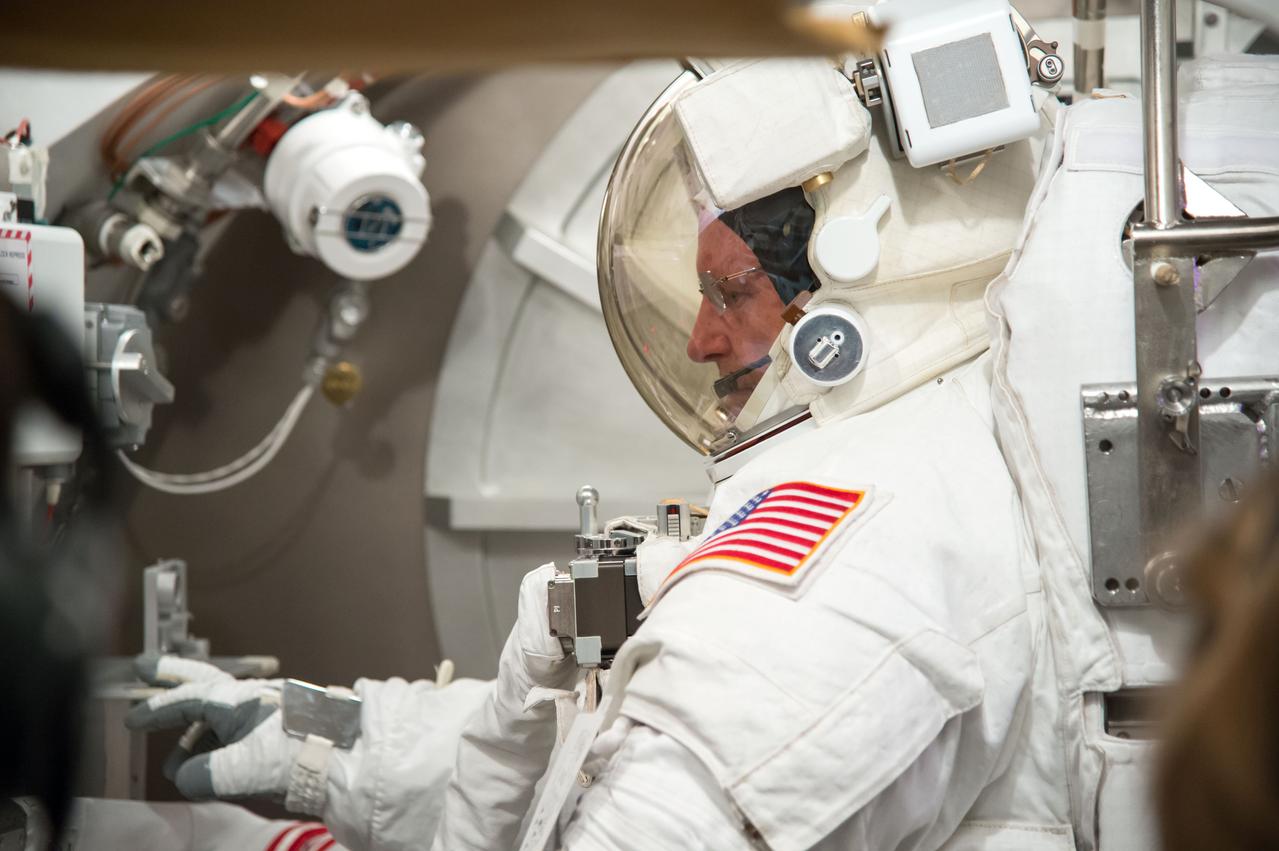  PHOTO DATE: 04-29-14 LOCATION: Bldg. 7 - SSATA Chamber SUBJECT: SSATA Crew Training for Increment-41 astronaut Butch Wilmore PHOTOGRAPHER: BILL STAFFORD