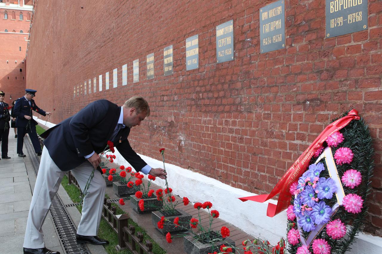 1069: At the Kremlin Wall in Moscow’s Red Square, Expedition 40/41 Soyuz Commander Max Suraev of the Russian Federal Space Agency (Roscosmos) lays flowers May 8 at the spot where Yuri Gagarin, the first human to fly in space, is interred. Suraev, Alexander Gerst of the European Space Agency and Reid Wiseman of NASA are preparing for launch May 29, Kazakh time, in the Soyuz TMA-13M spacecraft from the Baikonur Cosmodrome in Kazakhstan for a 5 ½ month mission on the International Space Station. NASA/Stephanie Stoll
