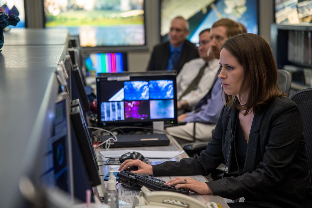 PHOTO DATE: 5-13-14 LOCATION: Bldg 30 - FCR-1   SUBJECT: Flight Director Dina Contella and flight controllers on console in FCR-1 during undocking of Expedition 39 crew (Tyurin, Mastracchio, Wakata). PHOTOGRAPHER: Lauren Harnett