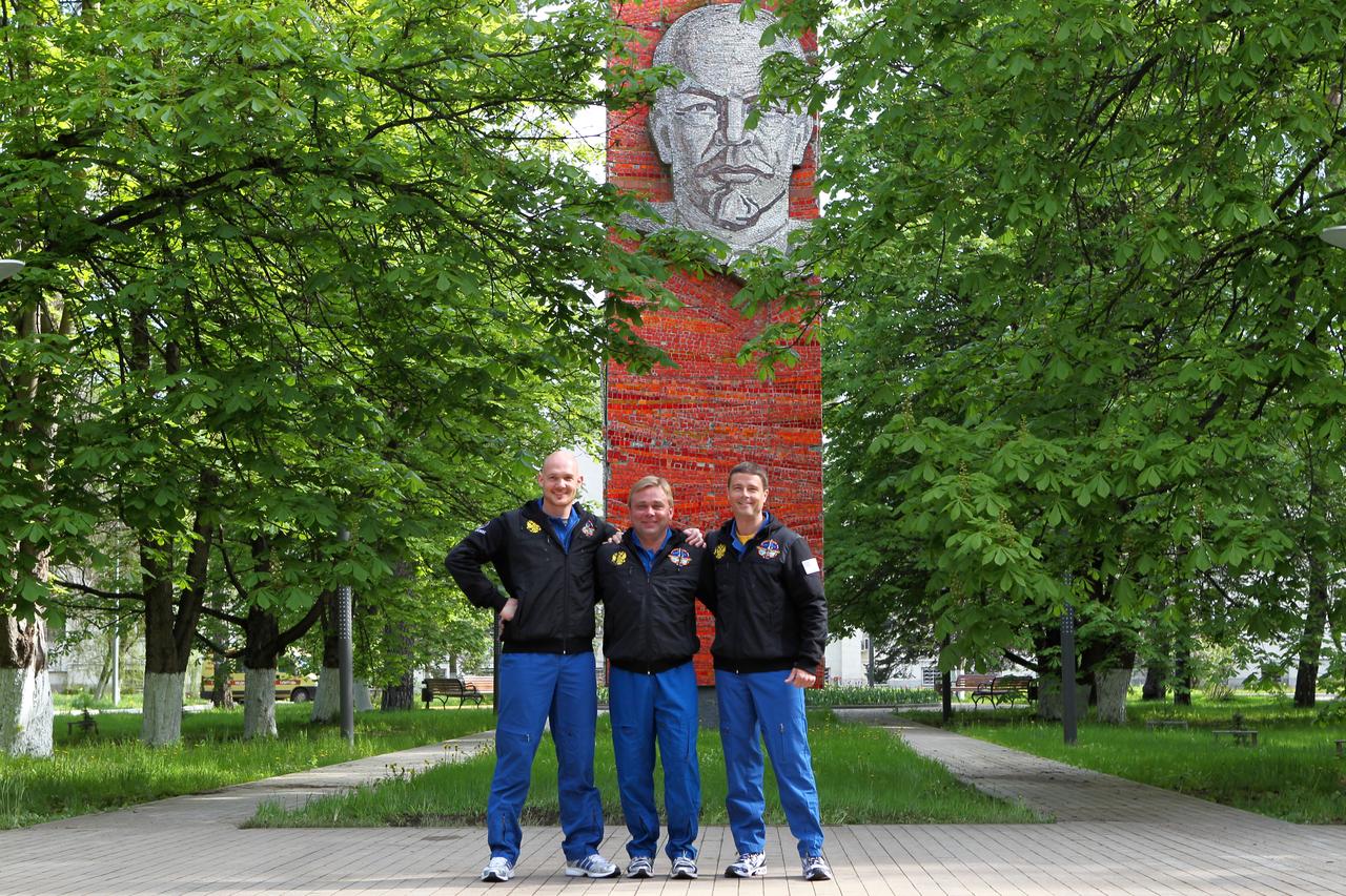 1521: With the statue of Vladimir Lenin in the background at the Gagarin Cosmonaut Training Center in Star City, Russia, Expedition 40/41 Flight Engineer Alexander Gerst of the European Space Agency (left), Soyuz Commander Max Suraev of the Russian Federal Space Agency (Roscosmos, center) and NASA Flight Engineer Reid Wiseman (right) pose for pictures May 15 prior to their departure for the Baikonur Cosmodrome in Kazakhstan for final pre-launch training. Wiseman, Suraev and Gerst will launch on May 29, Kazakh time, in the Soyuz TMA-13M spacecraft from Baikonur for a 5 ½ month mission on the International Space Station. NASA/Stephanie Stoll
