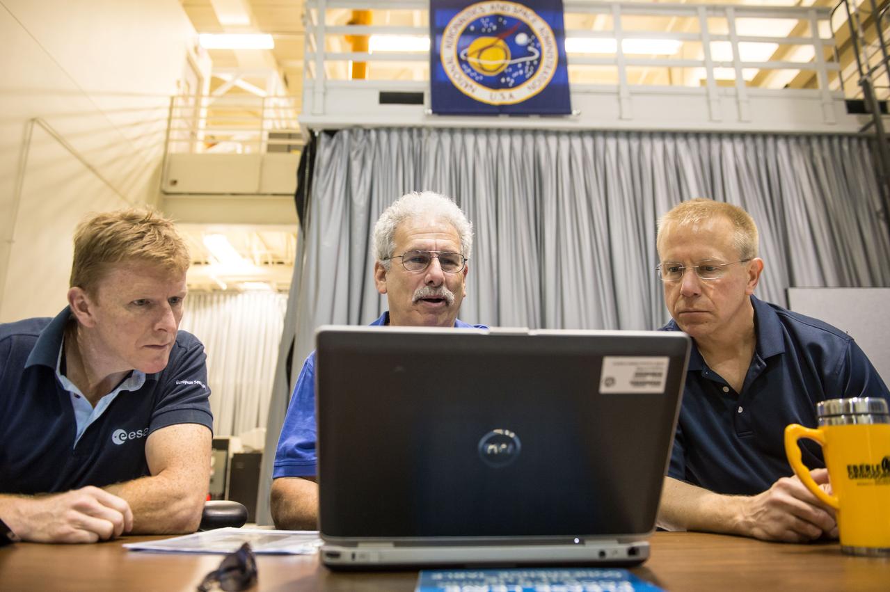 DATE: 5-16-14.  LOCATION: Bldg. 16N, Room 1040.  SUBJECT: Expedition 47 (Soyuz 45) crew members Tim Kopra and Timothy Peake during FF T&C/R ADV2 training in the SES Alpha Cupola.  PHOTOGRAPHER: Lauren Harnett