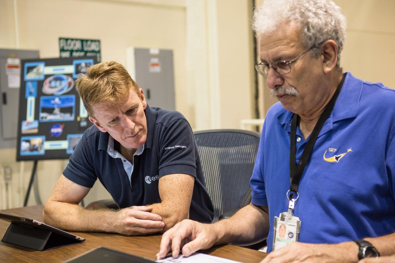 DATE: 5-16-14.  LOCATION: Bldg. 16N, Room 1040.  SUBJECT: Expedition 47 (Soyuz 45) crew members Tim Kopra and Timothy Peake during FF T&C/R ADV2 training in the SES Alpha Cupola.  PHOTOGRAPHER: Lauren Harnett