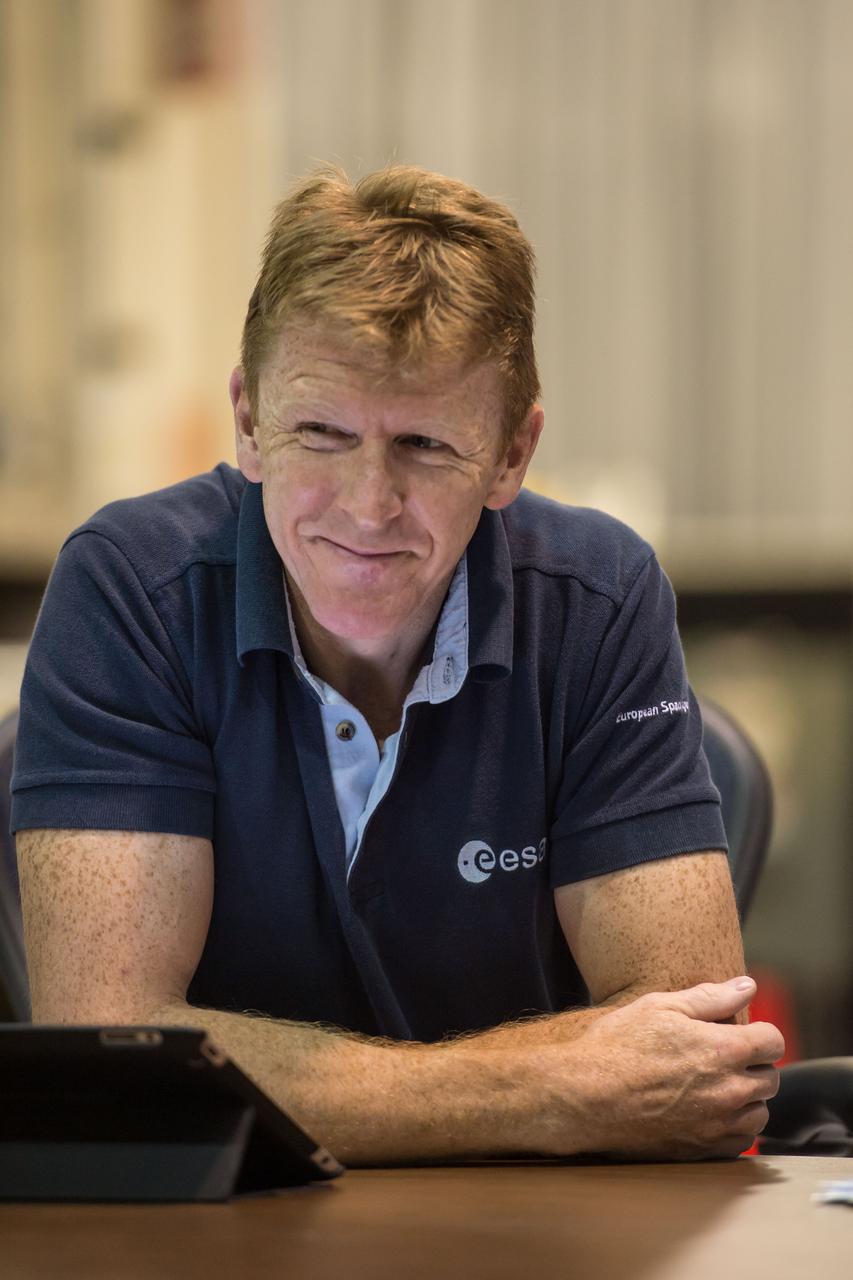 DATE: 5-16-14.  LOCATION: Bldg. 16N, Room 1040.  SUBJECT: Expedition 47 (Soyuz 45) crew members Tim Kopra and Timothy Peake during FF T&C/R ADV2 training in the SES Alpha Cupola.  PHOTOGRAPHER: Lauren Harnett