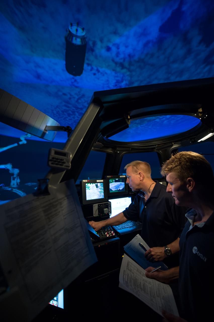 DATE: 5-16-14.  LOCATION: Bldg. 16N, Room 1040.  SUBJECT: Expedition 47 (Soyuz 45) crew members Tim Kopra and Timothy Peake during FF T&C/R ADV2 training in the SES Alpha Cupola.  PHOTOGRAPHER: Lauren Harnett
