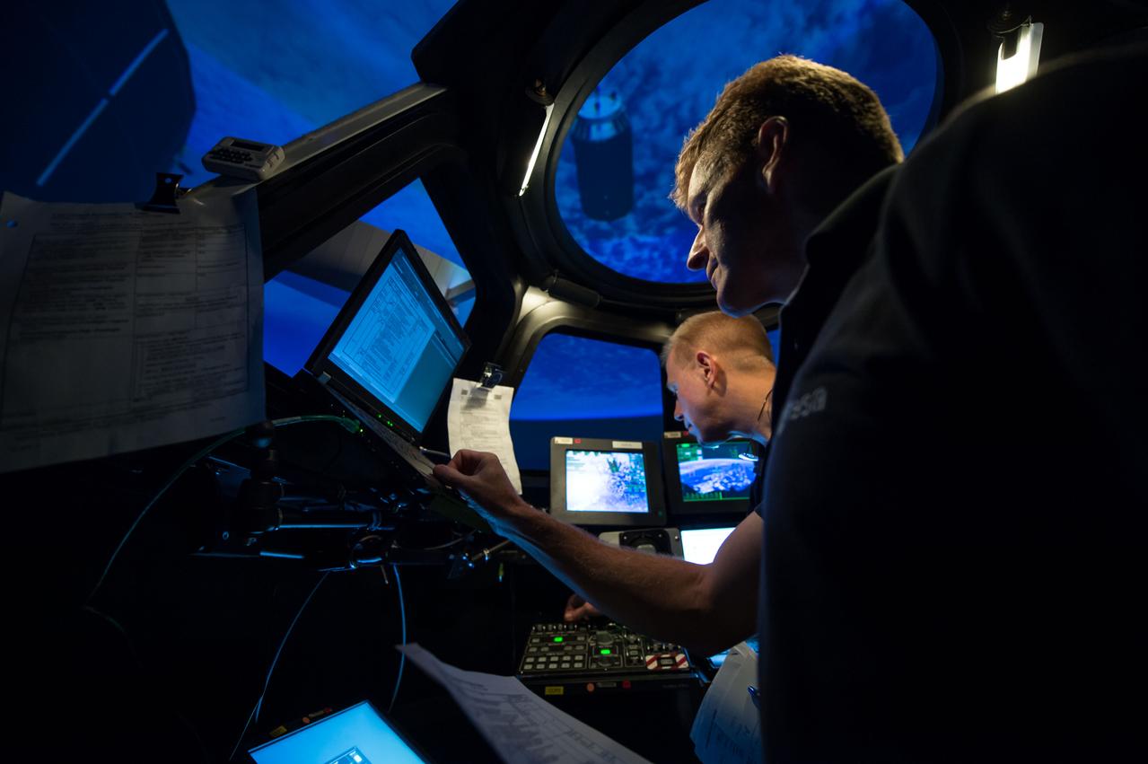 DATE: 5-16-14.  LOCATION: Bldg. 16N, Room 1040.  SUBJECT: Expedition 47 (Soyuz 45) crew members Tim Kopra and Timothy Peake during FF T&C/R ADV2 training in the SES Alpha Cupola.  PHOTOGRAPHER: Lauren Harnett