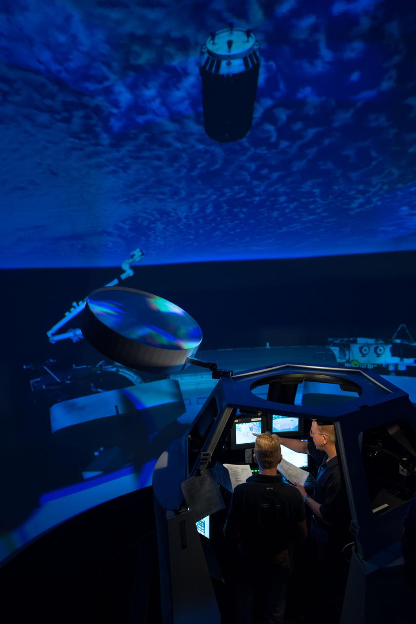 DATE: 5-16-14.  LOCATION: Bldg. 16N, Room 1040.  SUBJECT: Expedition 47 (Soyuz 45) crew members Tim Kopra and Timothy Peake during FF T&C/R ADV2 training in the SES Alpha Cupola.  PHOTOGRAPHER: Lauren Harnett