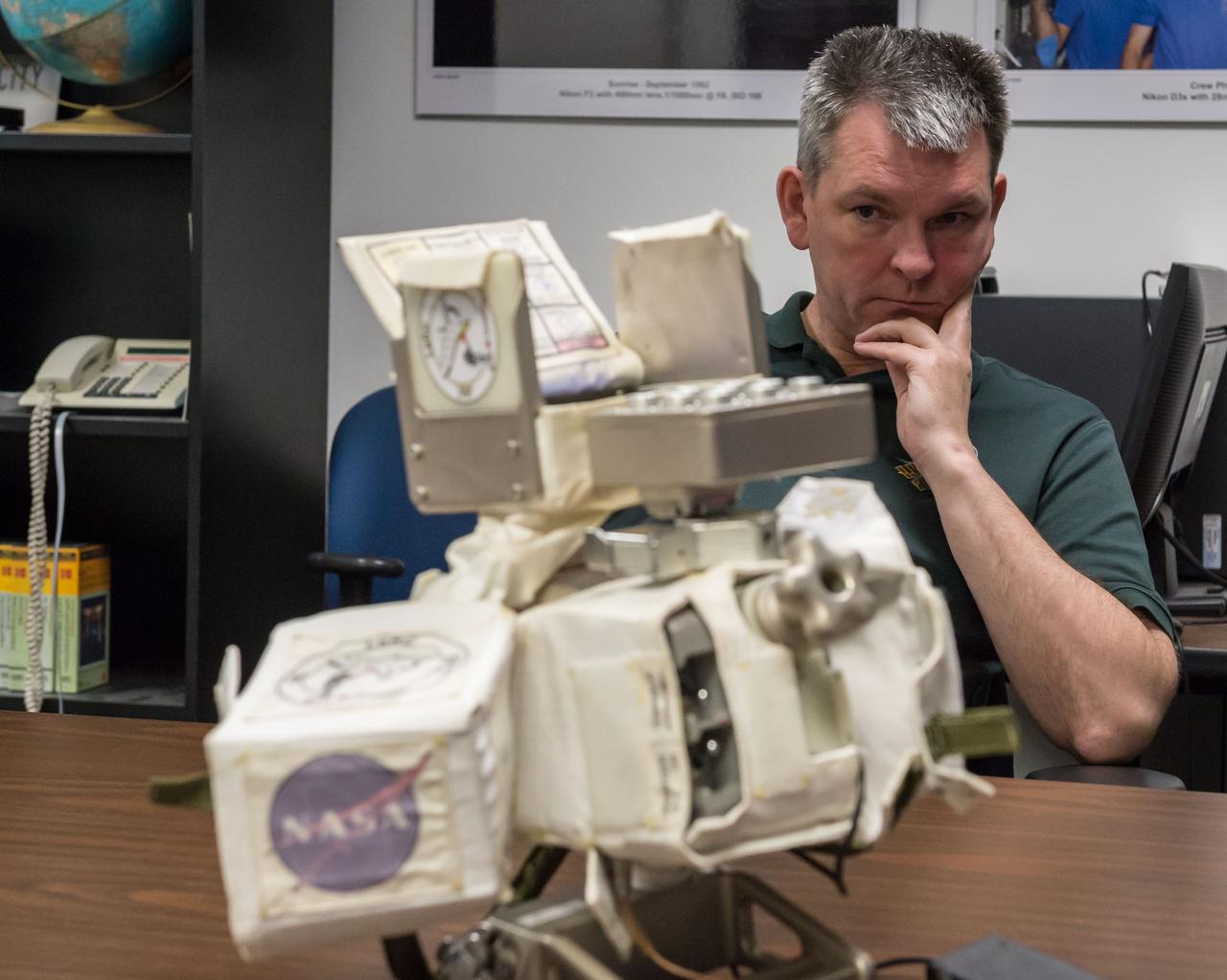 PHOTO DATE: 05/16/14 LOCATION: JSC B4 ROOM 1303 SUBJECT:  Soyuz 40 (Expedition 42) Russian cosmonauts Alexander Samokutyaye and Yelena Serova during EVA IR Camera EQ training with instructor Katrina Willoughby PHOTOGRAPHER: GEESEMAN