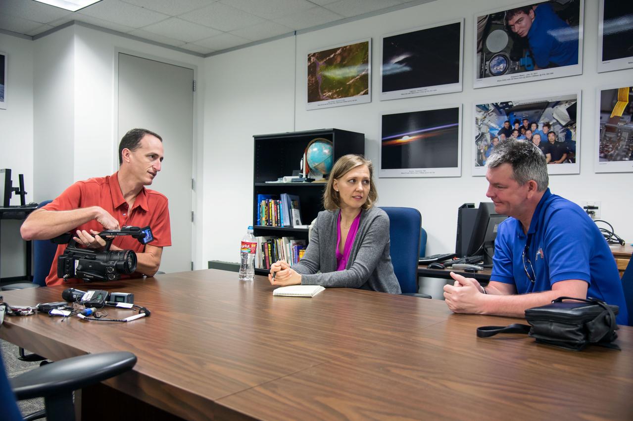  PHOTO DATE:  05-19-14 LOCATION:   Bldg. 4south, Room 1303 SUBJECT: Soyuz 40 (Expedition 42) Russian cosmonauts Alexander Samokutyaye during Camcorder EQ training with instructor Steve Berenzweig. PHOTOGRAPHER:  BILL STAFFORD