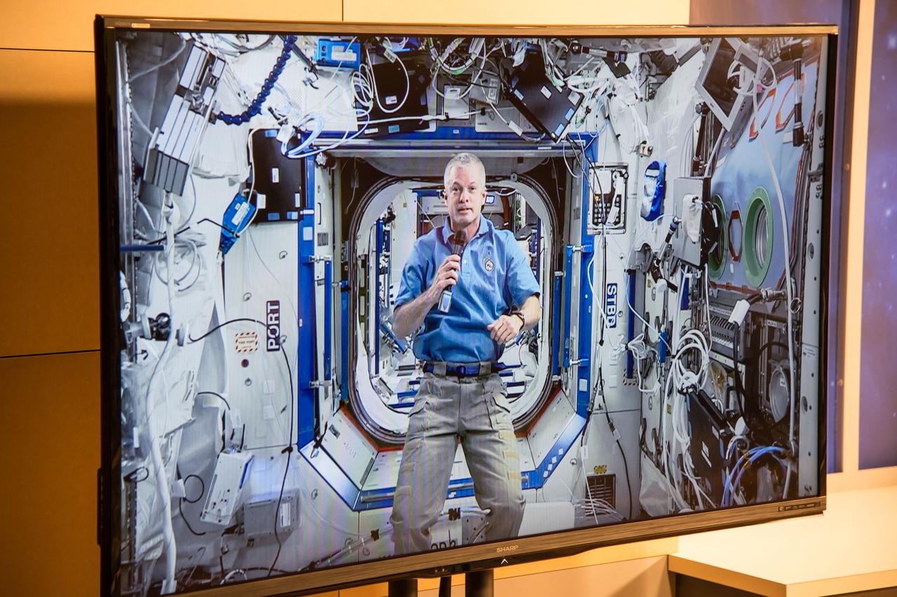 Date: 05-21-14 Location: Bldg 2, Studio B Subject:  Expedition 40 ISS Science Amplification Briefing Photographer: James Blair/ NASA