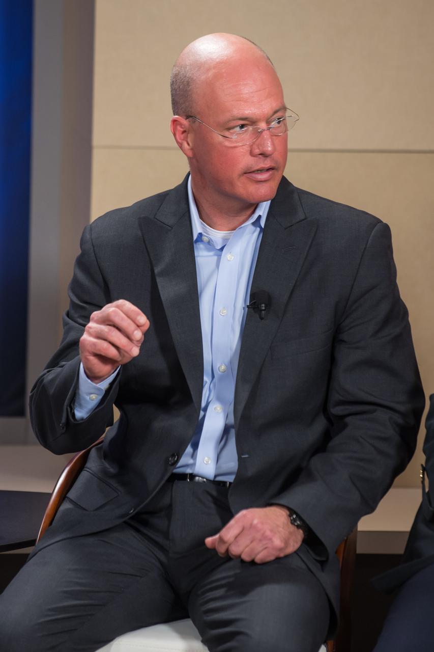 Date: 05-21-14 Location: Bldg 2, Studio B Subject:  Expedition 40 ISS Science Amplification Briefing Photographer: James Blair/ NASA