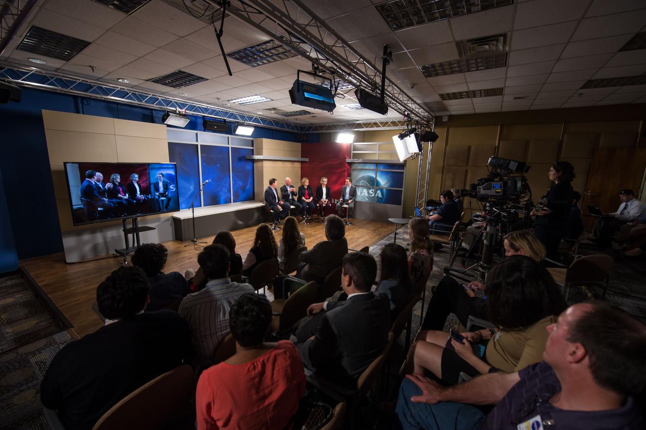Date: 05-21-14 Location: Bldg 2, Studio B Subject:  Expedition 40 ISS Science Amplification Briefing Photographer: James Blair/ NASA
