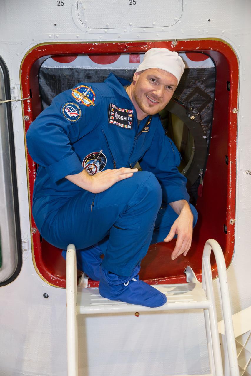 11-44-49-3:  At the Baikonur Cosmodrome in Kazakhstan, Expedition 40/41 Flight Engineer Alexander Gerst of the European Space Agency poses for pictures as he boards the Soyuz TMA-13M spacecraft May 24 during the final fit check training dress rehearsal. Gerst, Soyuz Commander Max Suraev of the Russian Federal Space Agency (Roscosmos) and Flight Engineer Reid Wiseman of NASA will launch May 29, Kazakh time, on the Soyuz TMA-13M spacecraft for a 5 ½ month mission on the International Space Station.  NASA/Victor Zelentsov 