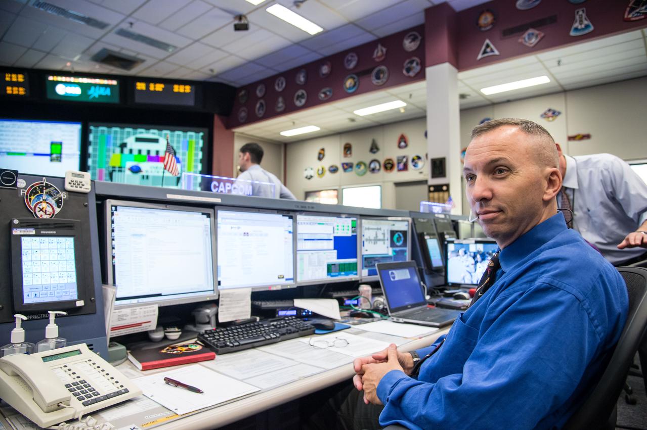 PHOTO DATE:  05-28-14 LOCATION:  Bldg. 30 - FCR-1 (30M/231)  SUBJECT: ISS flight director David Korth and controllers on console in FCR-1 during the launch of Expedition 40/41 Flight Engineer Reid Wiseman of NASA, Soyuz Commander Max Suraev of the Russian Federal Space Agency (Roscosmos) and Flight Engineer Alexander Gerst of the European Space Agency to the space station in a Soyuz spacecraft from the Baikonur Cosmodrome in Kazakhstan PHOTOGRAPHER:  BILL STAFFORD