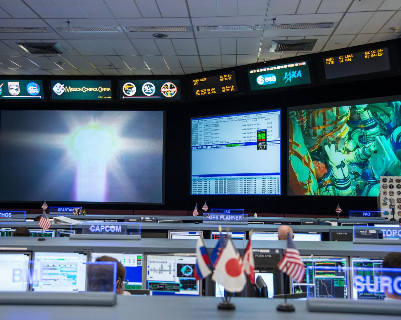  PHOTO DATE:  05-28-14 LOCATION:  Bldg. 30 - FCR-1 (30M/231)  SUBJECT: ISS flight director David Korth and controllers on console in FCR-1 during the launch of Expedition 40/41 Flight Engineer Reid Wiseman of NASA, Soyuz Commander Max Suraev of the Russian Federal Space Agency (Roscosmos) and Flight Engineer Alexander Gerst of the European Space Agency to the space station in a Soyuz spacecraft from the Baikonur Cosmodrome in Kazakhstan PHOTOGRAPHER:  BILL STAFFORD