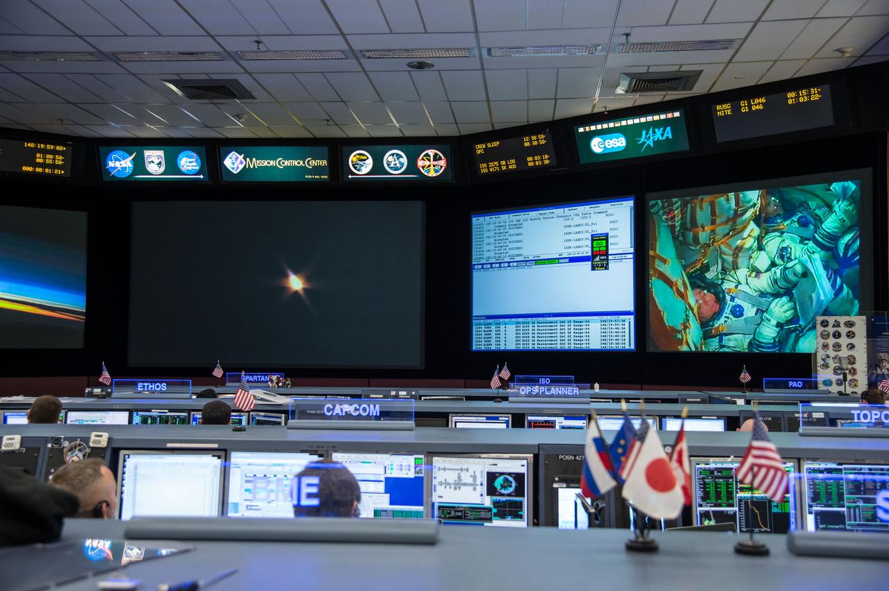  PHOTO DATE:  05-28-14 LOCATION:  Bldg. 30 - FCR-1 (30M/231)  SUBJECT: ISS flight director David Korth and controllers on console in FCR-1 during the launch of Expedition 40/41 Flight Engineer Reid Wiseman of NASA, Soyuz Commander Max Suraev of the Russian Federal Space Agency (Roscosmos) and Flight Engineer Alexander Gerst of the European Space Agency to the space station in a Soyuz spacecraft from the Baikonur Cosmodrome in Kazakhstan PHOTOGRAPHER:  BILL STAFFORD