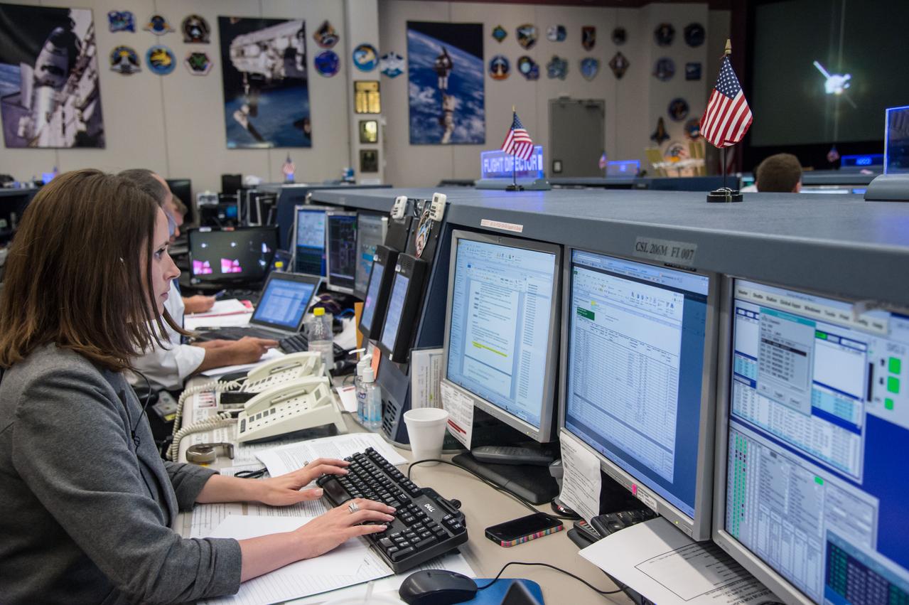 DATE: 5-28-14 LOCATION: Bldg 30, FCR-1 SUBJECT: ISS flight directors David Korth and Tomas Gonzales-Torres and controllers on console in FCR-1 during the docking of Expedition 40/41 Flight Engineer Reid Wiseman of NASA, Soyuz Commander Max Suraev of the Russian Federal Space Agency (Roscosmos) and Flight Engineer Alexander Gerst of the European Space Agency to the space station in a Soyuz spacecraft PHOTOGRAPHER: Lauren Harnett