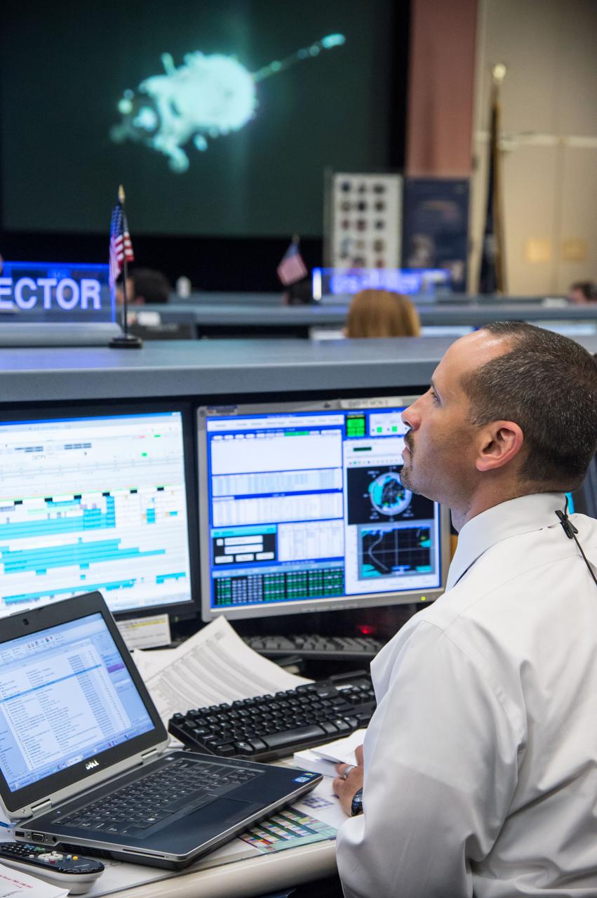 DATE: 5-28-14 LOCATION: Bldg 30, FCR-1 SUBJECT: ISS flight directors David Korth and Tomas Gonzales-Torres and controllers on console in FCR-1 during the docking of Expedition 40/41 Flight Engineer Reid Wiseman of NASA, Soyuz Commander Max Suraev of the Russian Federal Space Agency (Roscosmos) and Flight Engineer Alexander Gerst of the European Space Agency to the space station in a Soyuz spacecraft PHOTOGRAPHER: Lauren Harnett