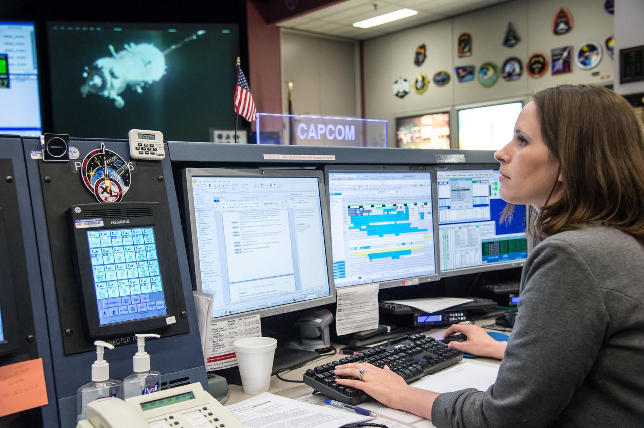 DATE: 5-28-14 LOCATION: Bldg 30, FCR-1 SUBJECT: ISS flight directors David Korth and Tomas Gonzales-Torres and controllers on console in FCR-1 during the docking of Expedition 40/41 Flight Engineer Reid Wiseman of NASA, Soyuz Commander Max Suraev of the Russian Federal Space Agency (Roscosmos) and Flight Engineer Alexander Gerst of the European Space Agency to the space station in a Soyuz spacecraft PHOTOGRAPHER: Lauren Harnett