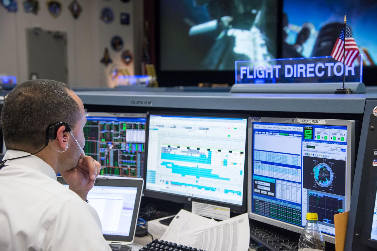 DATE: 5-28-14 LOCATION: Bldg 30, FCR-1 SUBJECT: ISS flight directors David Korth and Tomas Gonzales-Torres and controllers on console in FCR-1 during the docking of Expedition 40/41 Flight Engineer Reid Wiseman of NASA, Soyuz Commander Max Suraev of the Russian Federal Space Agency (Roscosmos) and Flight Engineer Alexander Gerst of the European Space Agency to the space station in a Soyuz spacecraft PHOTOGRAPHER: Lauren Harnett