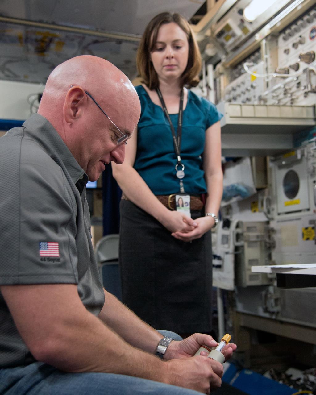 DATE: 6-9-14 LOCATION: Bldg. 9, PDL (Life Sciences) SUBJECT: Instructors and crewmember Scott Kelly during Biological Sampling training session. PHOTOGRAPHER: Lauren Harnett