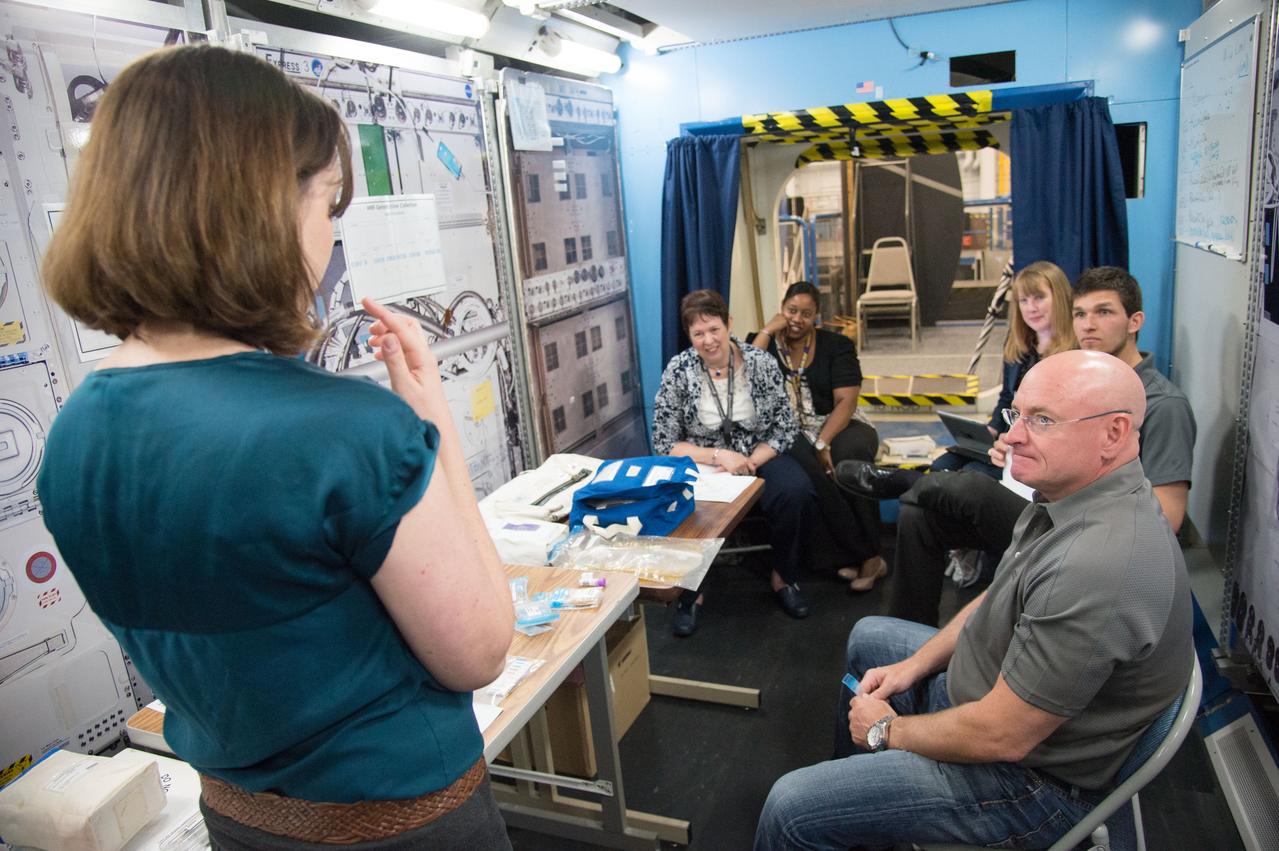 DATE: 6-9-14 LOCATION: Bldg. 9, PDL (Life Sciences) SUBJECT: Instructors and crewmember Scott Kelly during Biological Sampling training session. PHOTOGRAPHER: Lauren Harnett