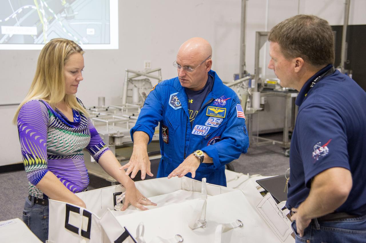 Date: 06-30-14 Location: NBL, MU-176 Subject: Photograph Expedition 43 crew members Scott Kelly from 42S and Terry Virts from 41S during ISS EVA Maintenance 7 - 1G training with instructor Sandy Moore. Photographer: James Blair