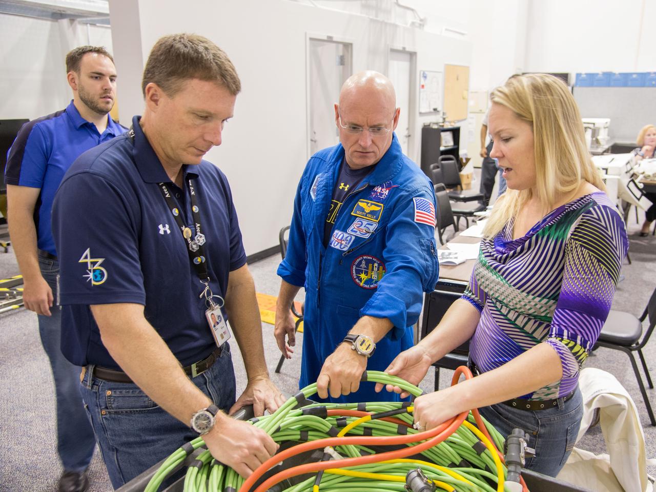 Date: 06-30-14 Location: NBL, MU-176 Subject: Photograph Expedition 43 crew members Scott Kelly from 42S and Terry Virts from 41S during ISS EVA Maintenance 7 - 1G training with instructor Sandy Moore. Photographer: James Blair
