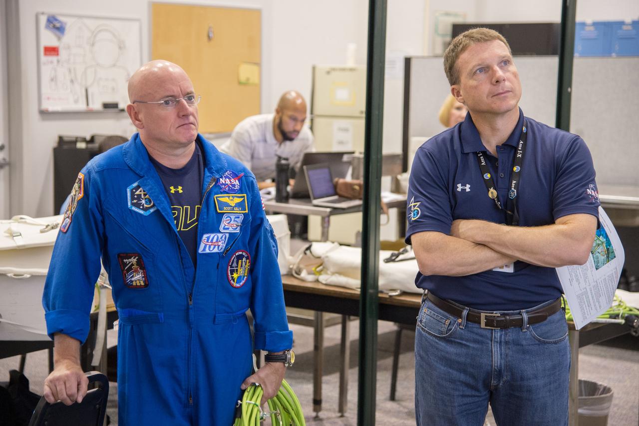 Date: 06-30-14 Location: NBL, MU-176 Subject: Photograph Expedition 43 crew members Scott Kelly from 42S and Terry Virts from 41S during ISS EVA Maintenance 7 - 1G training with instructor Sandy Moore. Photographer: James Blair