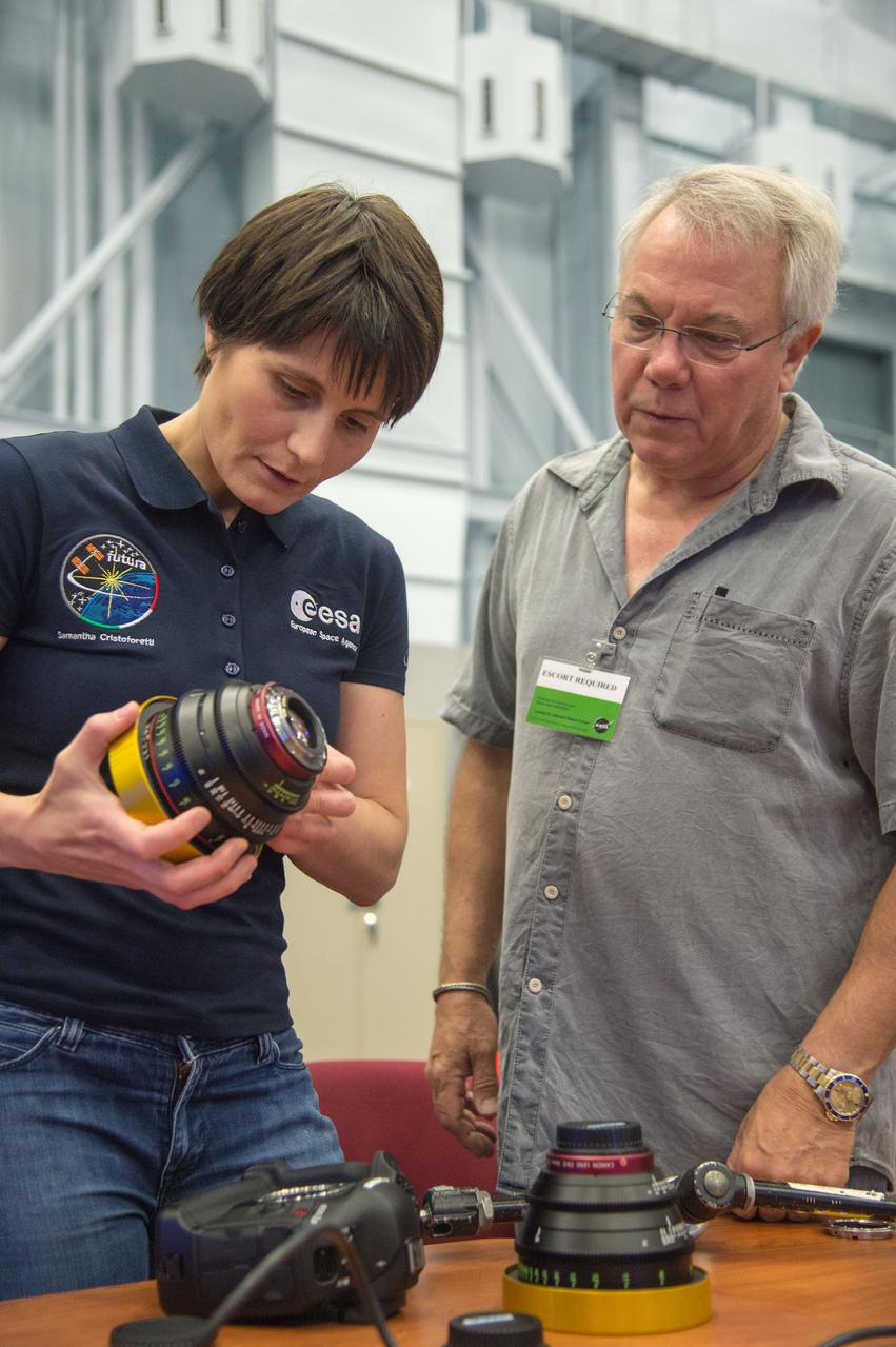 DATE: 6-26-14 LOCATION: Bldg 9NW SUBJECT: Expedition 42/43 crew members Samantha Cristoforetti (ESA) and Terry Virts (NASA) performing IMAX C-500 cinematography training with instructors James Neihouse and Toni Myers. PHOTOGRAPHER: Lauren Harnett