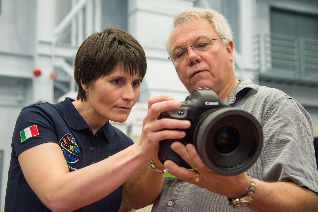 DATE: 6-26-14 LOCATION: Bldg 9NW SUBJECT: Expedition 42/43 crew members Samantha Cristoforetti (ESA) and Terry Virts (NASA) performing IMAX C-500 cinematography training with instructors James Neihouse and Toni Myers. PHOTOGRAPHER: Lauren Harnett