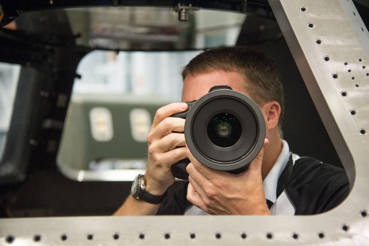 DATE: 6-26-14 LOCATION: Bldg 9NW SUBJECT: Expedition 42/43 crew members Samantha Cristoforetti (ESA) and Terry Virts (NASA) performing IMAX C-500 cinematography training with instructors James Neihouse and Toni Myers. PHOTOGRAPHER: Lauren Harnett
