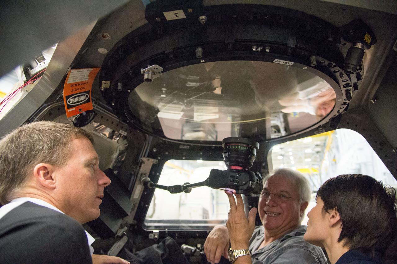 DATE: 6-26-14 LOCATION: Bldg 9NW SUBJECT: Expedition 42/43 crew members Samantha Cristoforetti (ESA) and Terry Virts (NASA) performing IMAX C-500 cinematography training with instructors James Neihouse and Toni Myers. PHOTOGRAPHER: Lauren Harnett