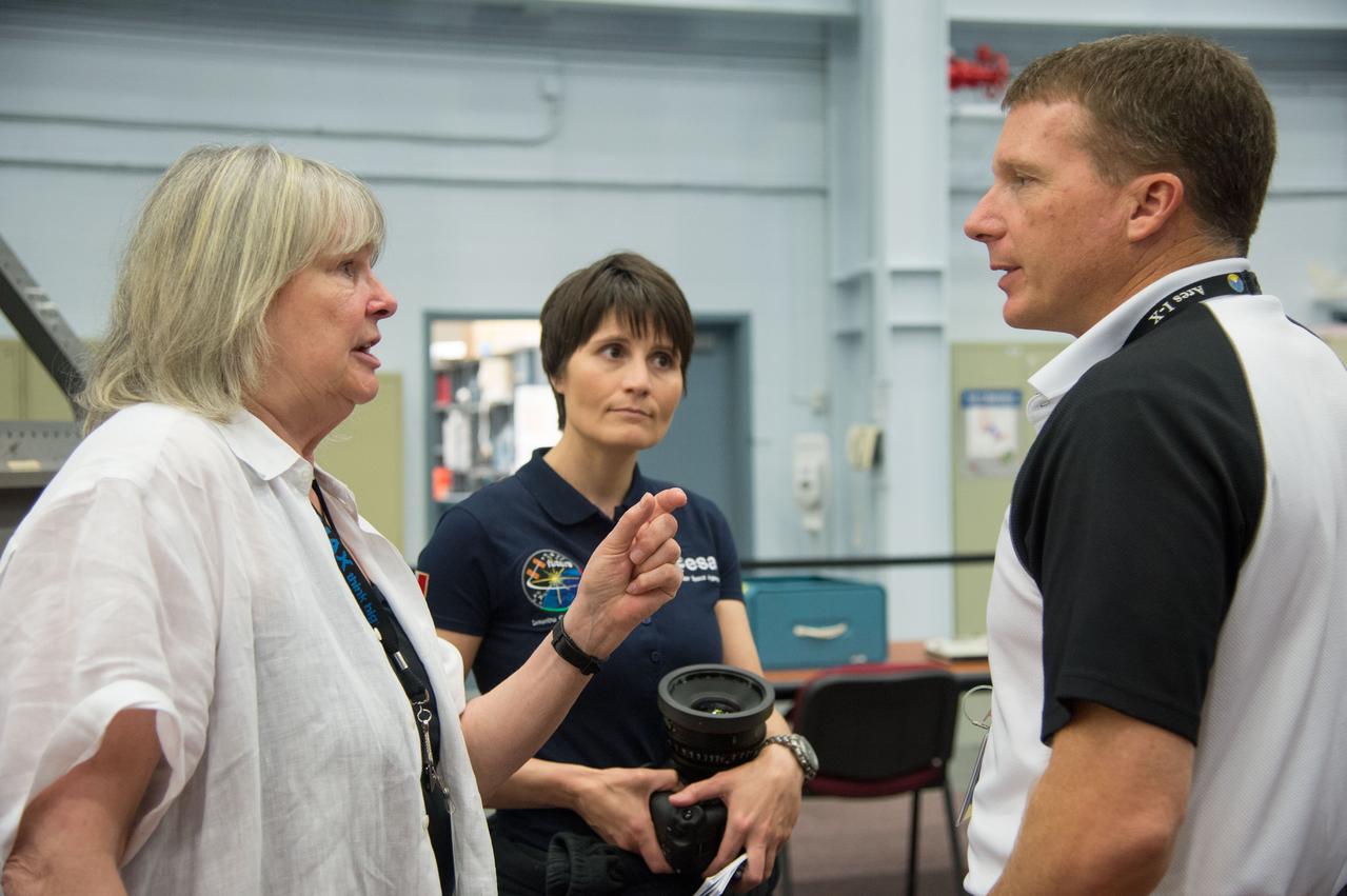 DATE: 6-26-14 LOCATION: Bldg 9NW SUBJECT: Expedition 42/43 crew members Samantha Cristoforetti (ESA) and Terry Virts (NASA) performing IMAX C-500 cinematography training with instructors James Neihouse and Toni Myers. PHOTOGRAPHER: Lauren Harnett