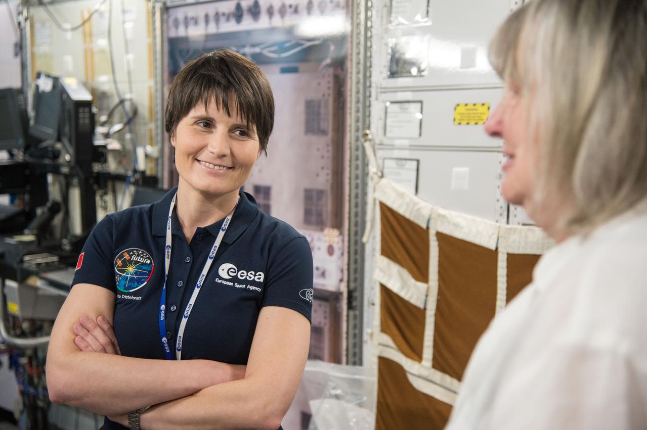 DATE: 6-26-14 LOCATION: Bldg 9NW SUBJECT: Expedition 42/43 crew members Samantha Cristoforetti (ESA) and Terry Virts (NASA) performing IMAX C-500 cinematography training with instructors James Neihouse and Toni Myers. PHOTOGRAPHER: Lauren Harnett