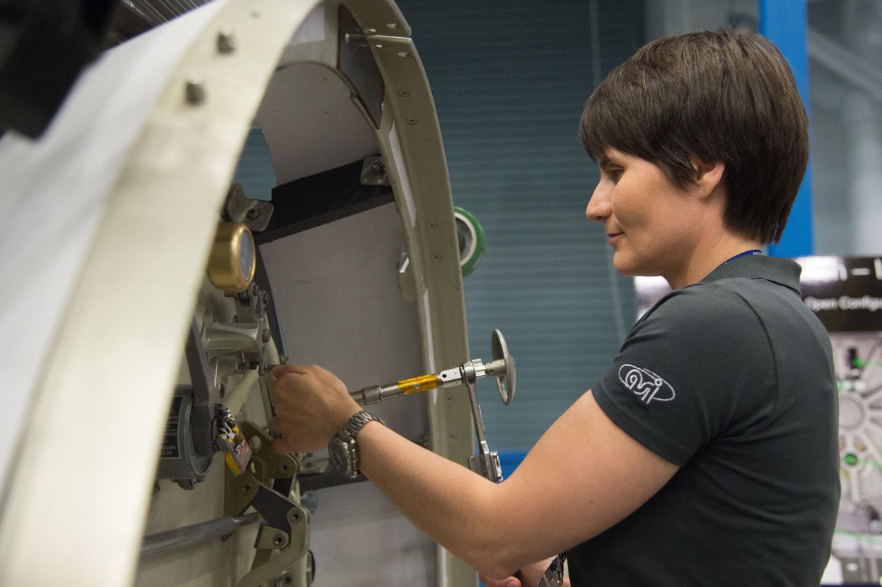 DATE: 6-25-14 LOCATION: Bldg 9NW - POGO SUBJECT: Expedition 42/43 ESA astronaut Samantha Cristoforetti during ISS EVA POGO 2 training with instructor Sandy Fletcher.  PHOTOGRAPHER: Lauren Harnett