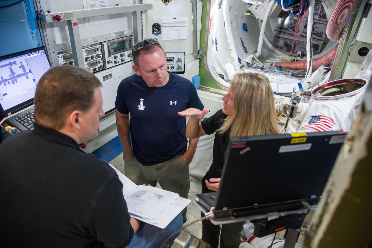 PHOTO DATE: 07-18-14 LOCATION: Bldg. 9NW - ISS Mockups SUBJECT: EVA Team training with Expedition 42 commander Barry "Butch" Wilmore. PHOTOGRAPHER: BILL STAFFORD