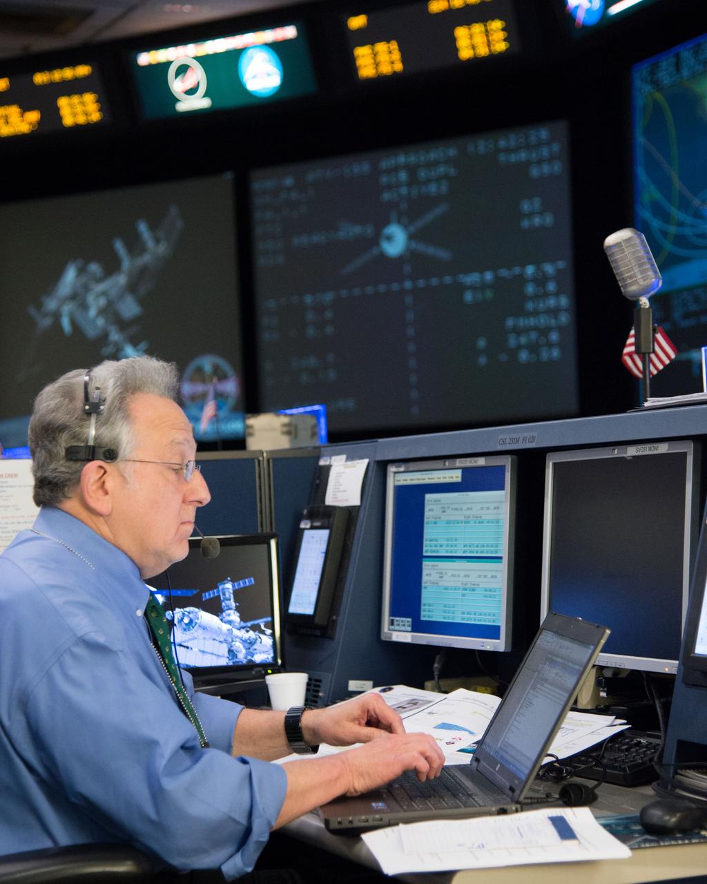 DATE: 8-12-14 LOCATION: Bldg. 30 - FCR-1 (30M/231) SUBJECT: ISS Flight Controllers during docking of the "Georges Lemaitre" Automated Transfer Vehicle-5 to the aft port of the Zvezda Service Module. PHOTOGRAPHER: Lauren Harnett