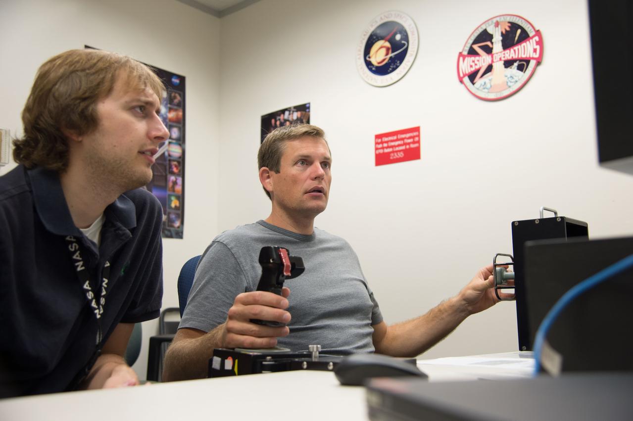 Date: 08-20-14 Location: bldg 4South, Rm 2901 Subject: European Astronaut Andy Mogensen during SSRMS T&C 3 training with instructors Graeme Newman. Photographer: James Blair