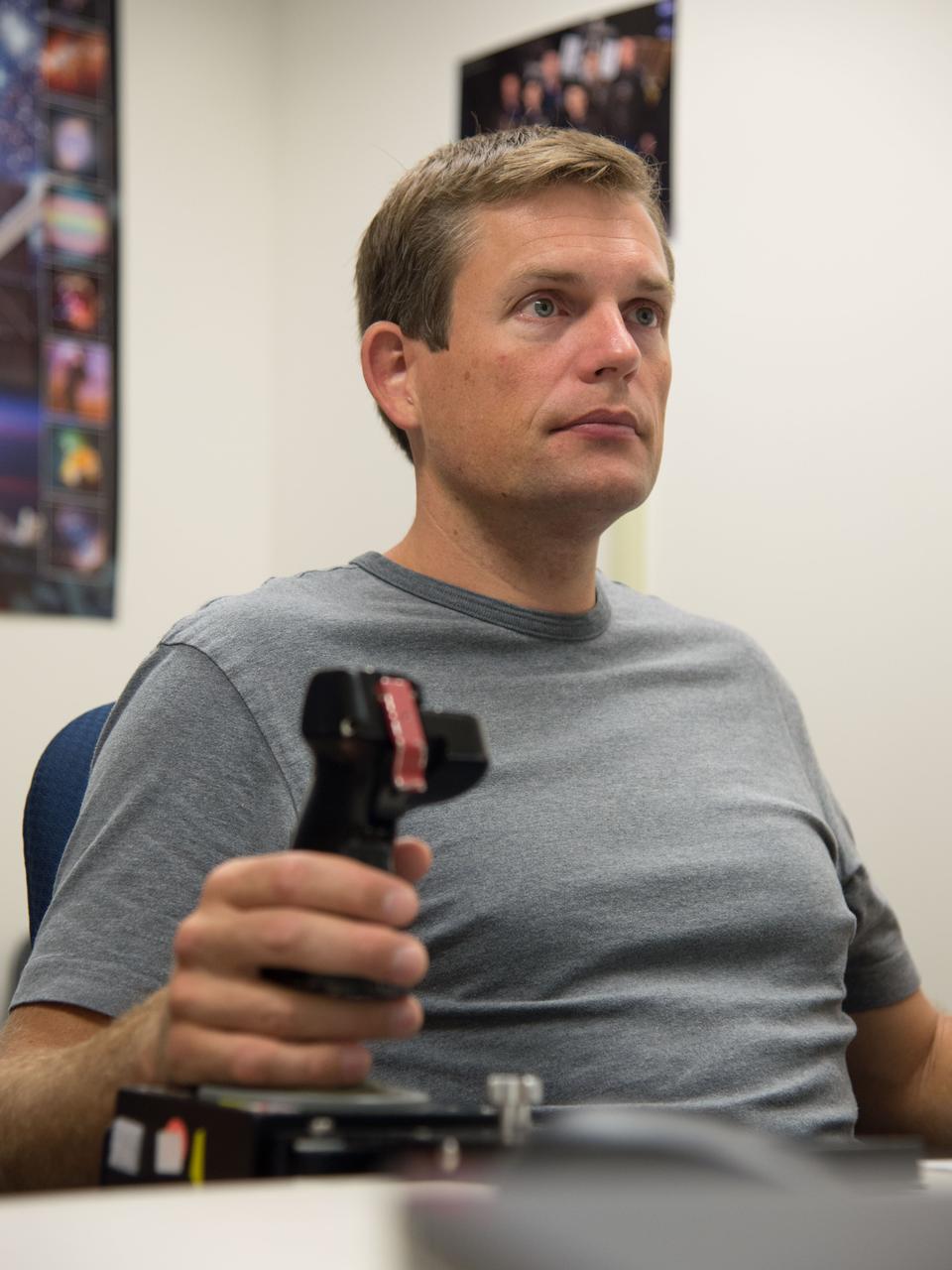 Date: 08-20-14 Location: bldg 4South, Rm 2901 Subject: European Astronaut Andy Mogensen  during SSRMS T&C 3 training with instructors Graeme Newman. Photographer: James Blair