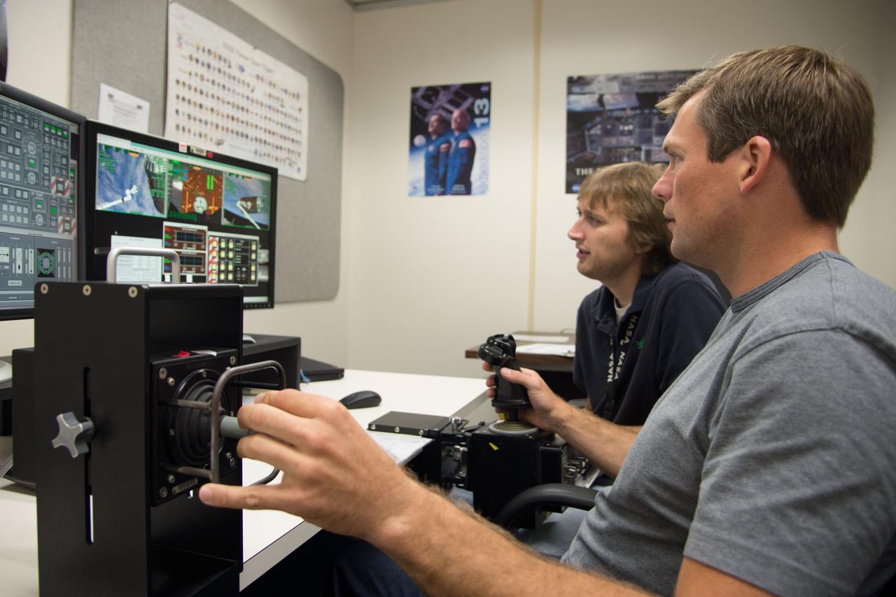 Date: 08-20-14 Location: bldg 4South, Rm 2901 Subject: European Astronaut Andy Mogensen  during SSRMS T&C 3 training with instructors Graeme Newman. Photographer: James Blair