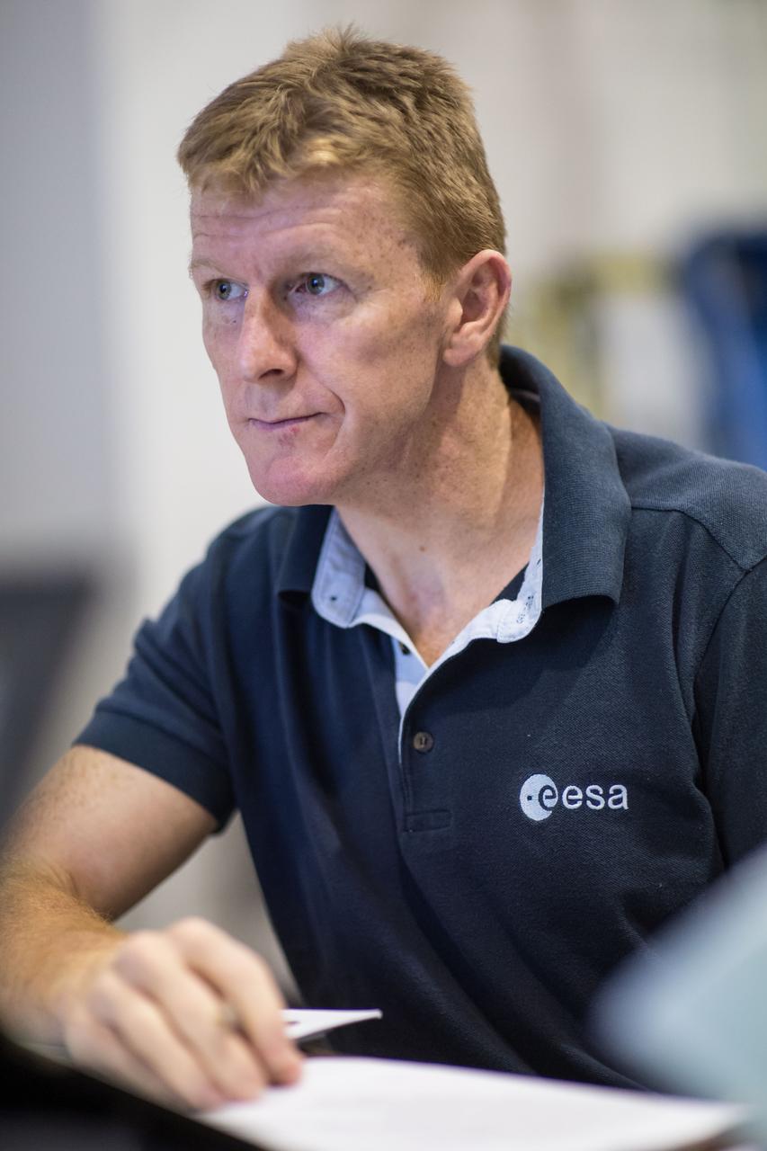 DATE: 9-3-14 LOCATION: NBL - MU-176 SUBJECT: ESA Astronaut Tim Peaks and US Astronaut Tim Kopra during ISS EVA MAINT 3 1G training with instructor Sandy Moore.  PHOTOGRAPHER: Lauren Harnett