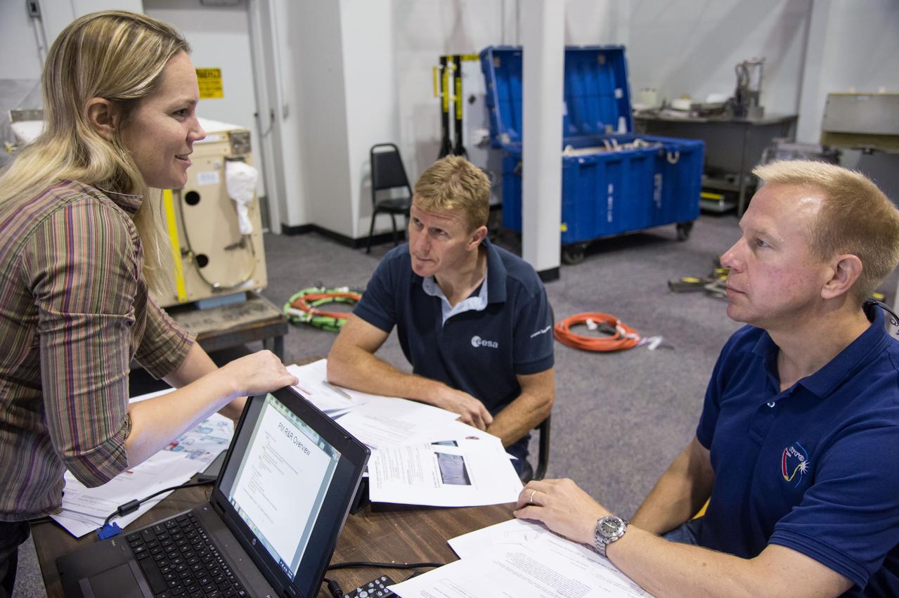 DATE: 9-3-14 LOCATION: NBL - MU-176 SUBJECT: ESA Astronaut Tim Peaks and US Astronaut Tim Kopra during ISS EVA MAINT 3 1G training with instructor Sandy Moore.  PHOTOGRAPHER: Lauren Harnett