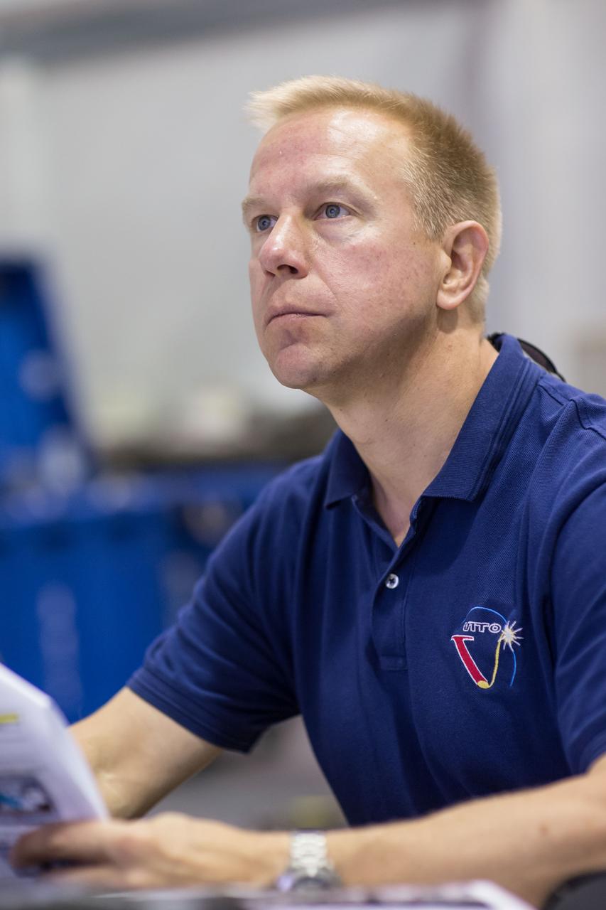 DATE: 9-3-14 LOCATION: NBL - MU-176 SUBJECT: ESA Astronaut Tim Peaks and US Astronaut Tim Kopra during ISS EVA MAINT 3 1G training with instructor Sandy Moore. PHOTOGRAPHER: Lauren Harnett